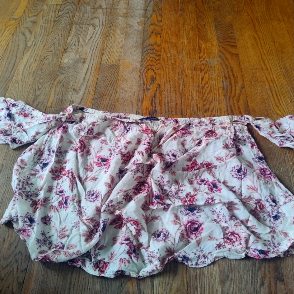 LIKE NEW American Eagle Cold Shoulder Top